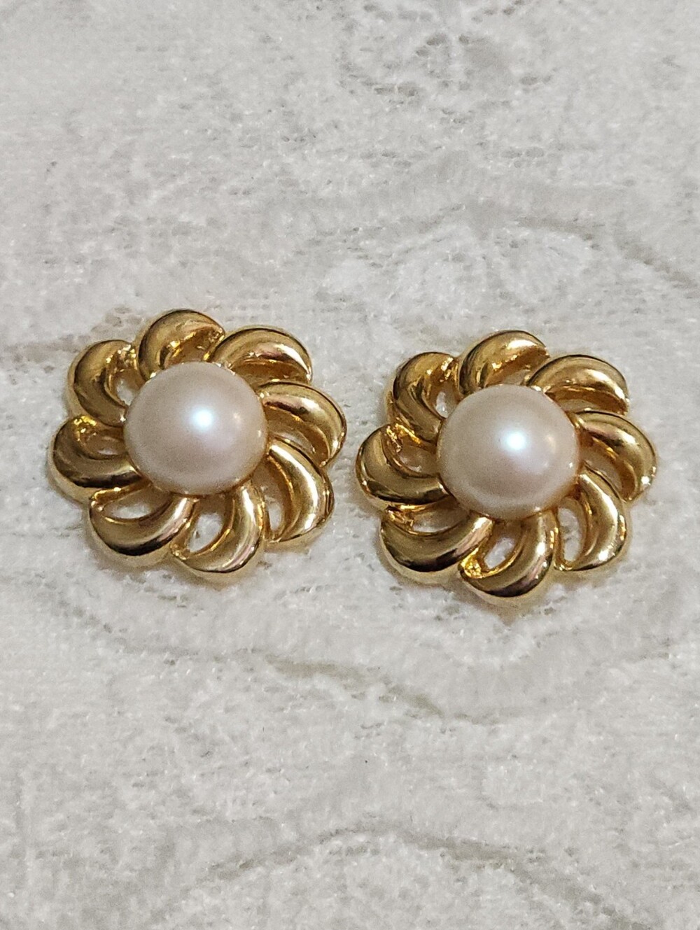 Vintage Gold Toned Faux Pearl Flower Stud Earrings - Classic Women's Jewelry